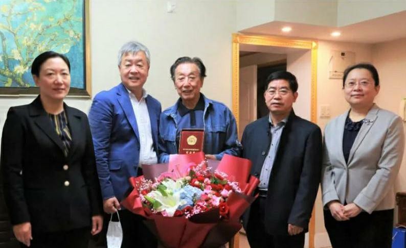 山影集團(tuán)領(lǐng)導(dǎo)向抗美援朝老戰(zhàn)士、老同志頒發(fā)紀(jì)念章